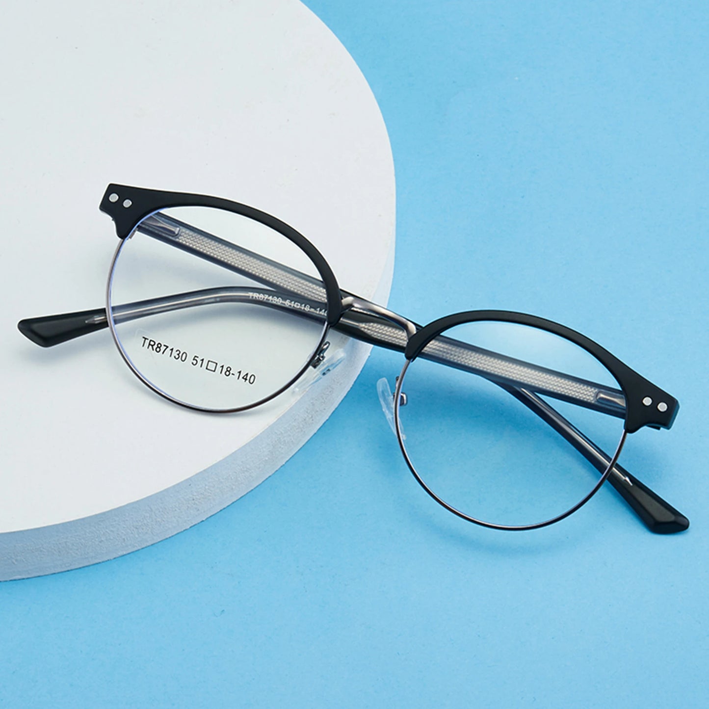 نظارات عمل دائرية خفيفة الوزن بتصميم كلاسيكي، مناسبة للمسافات الطويلة.